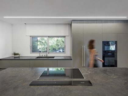 Shlomit Zeldman Designs a Modern Home in the Sharon region of Israel (9)
