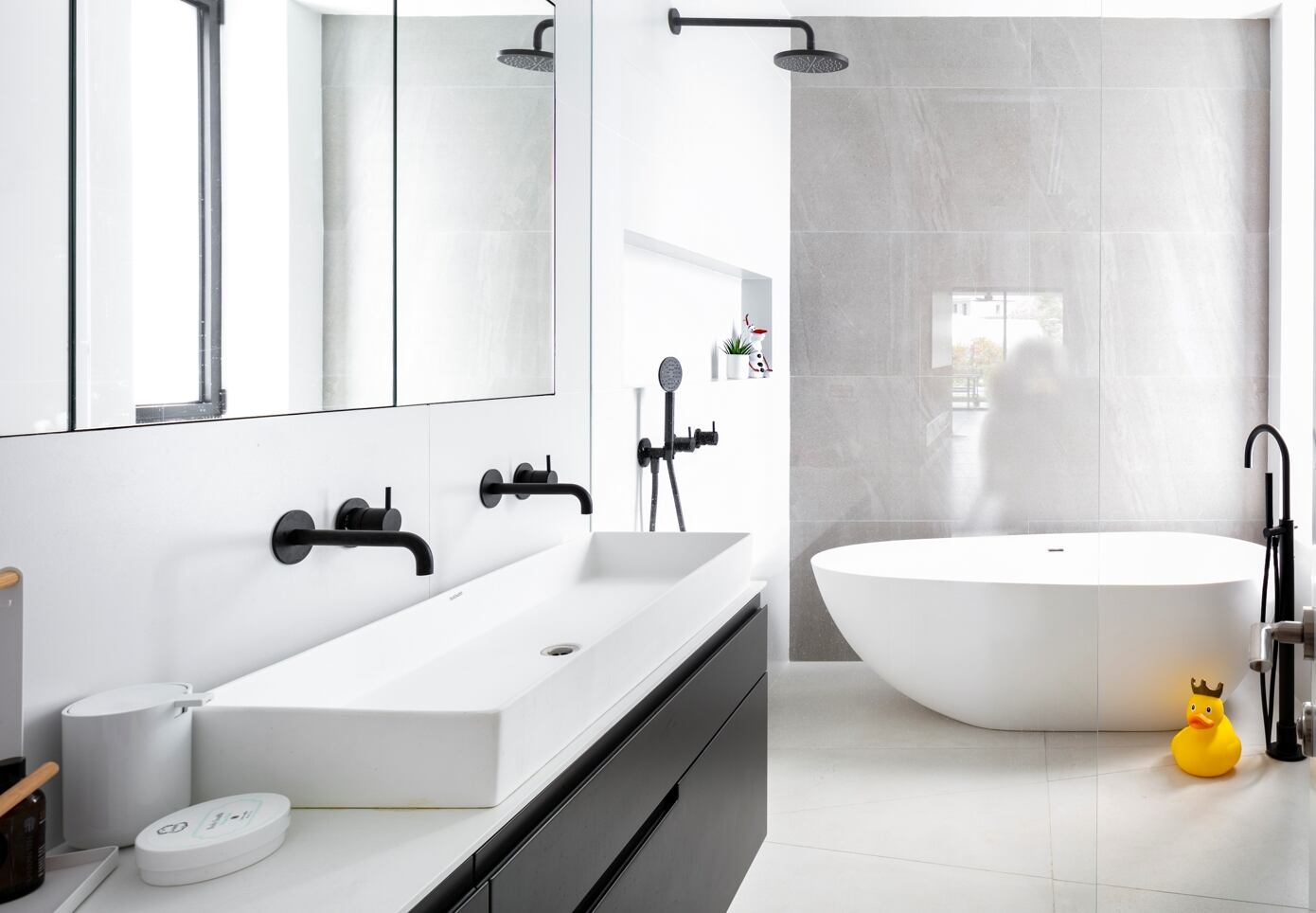 Studio Dulu Designs a Warm and Inviting Contemporary Home in Central Israel (10)