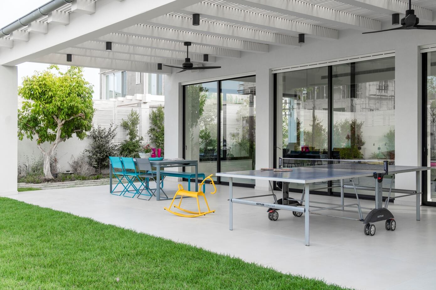 Studio Dulu Designs a Warm and Inviting Contemporary Home in Central Israel (12)