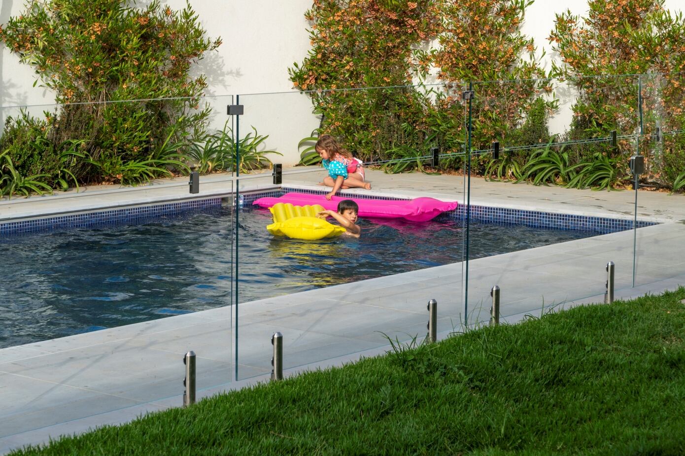 Studio Dulu Designs a Warm and Inviting Contemporary Home in Central Israel (13)