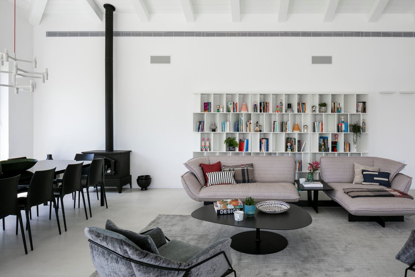 Studio Dulu Designs a Warm and Inviting Contemporary Home in Central Israel (4)