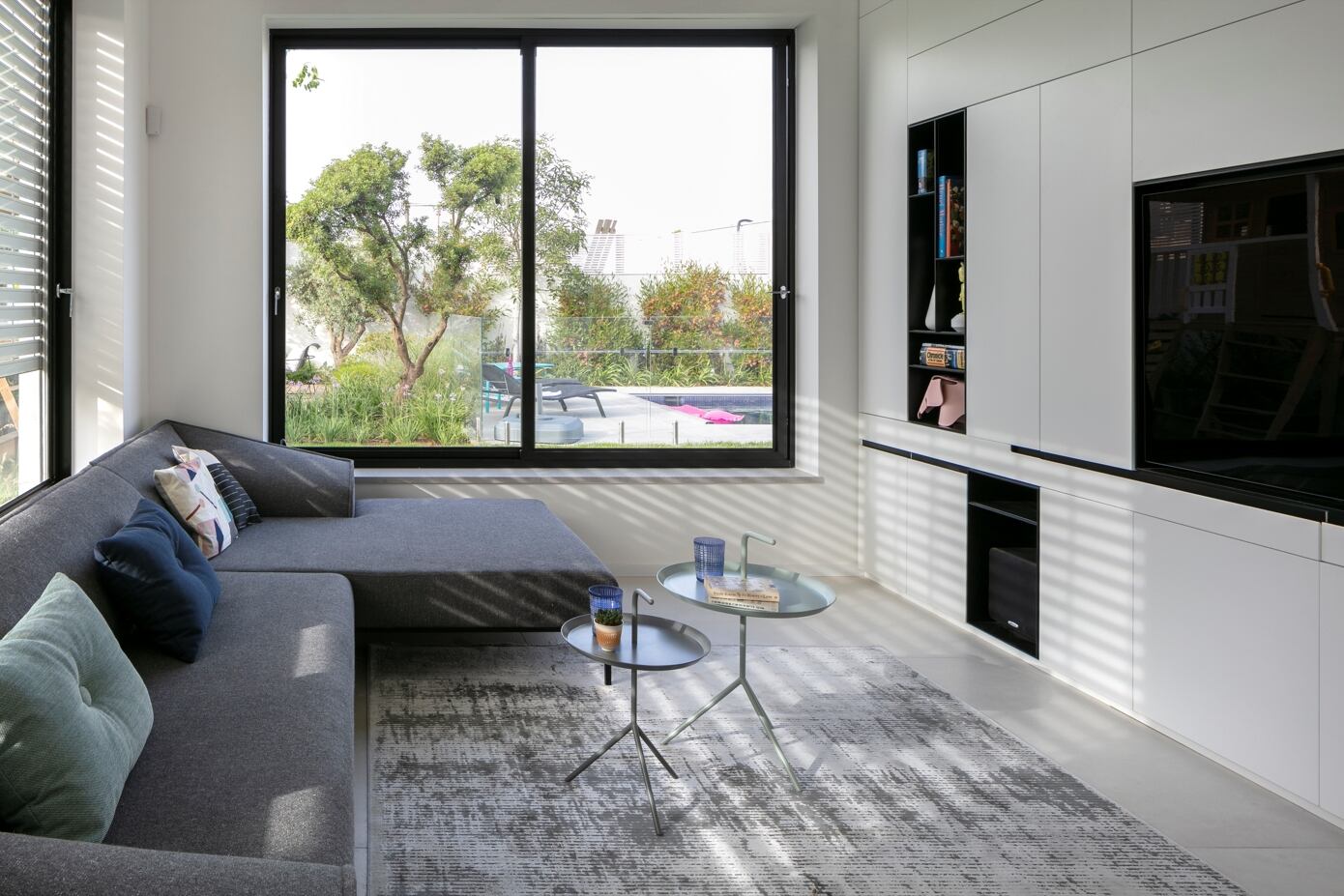 Studio Dulu Designs a Warm and Inviting Contemporary Home in Central Israel (6)