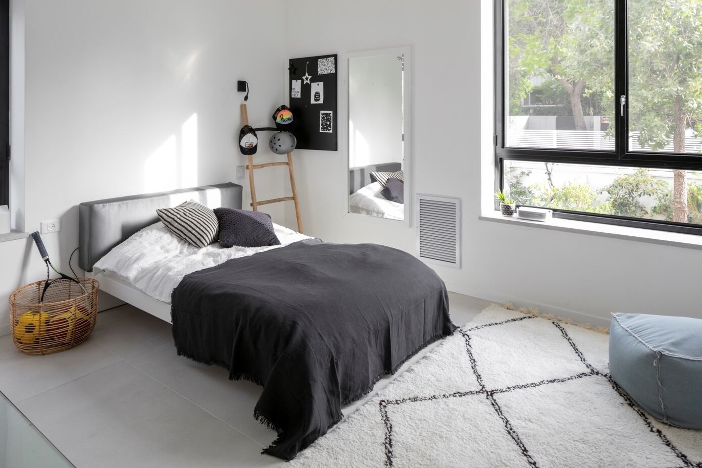 Studio Dulu Designs a Warm and Inviting Contemporary Home in Central Israel (7)