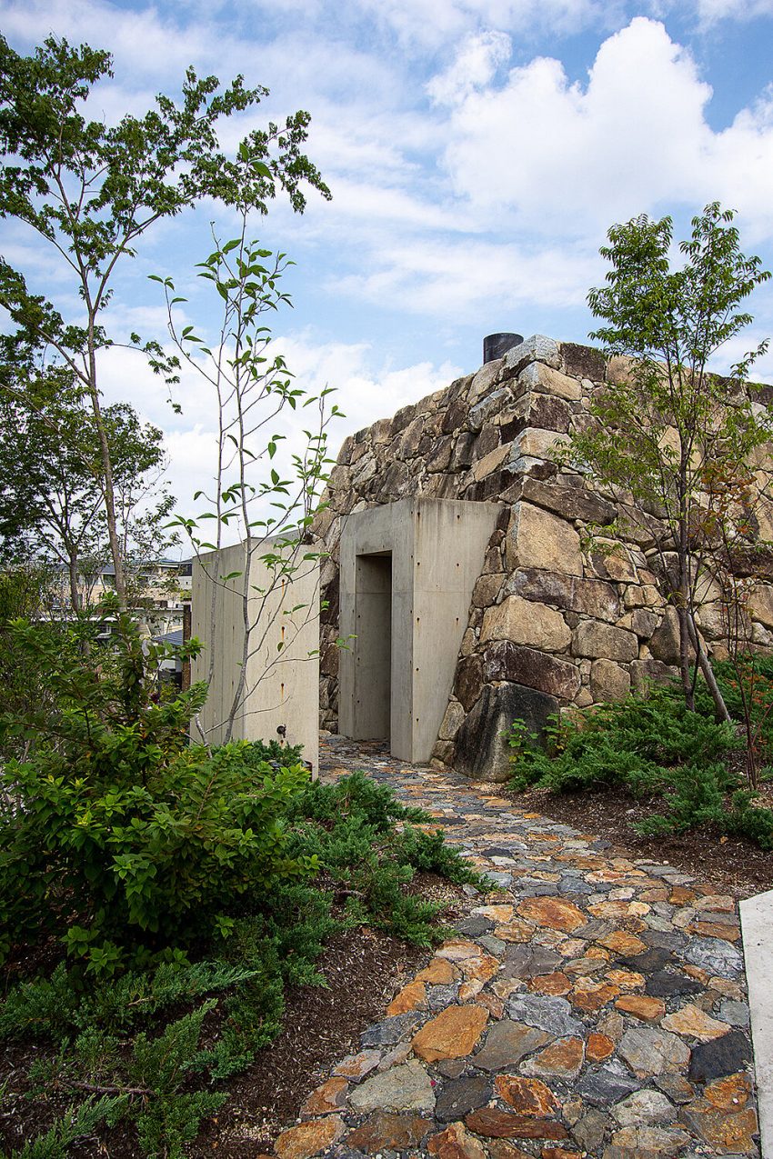 Tomoaki Uno Architects Design a Unique Concrete and Stone House in Nagoya, Japan (14)