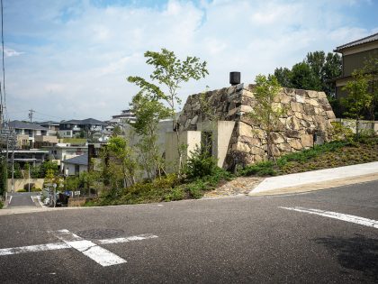 Tomoaki Uno Architects Design a Unique Concrete and Stone House in Nagoya, Japan (15)