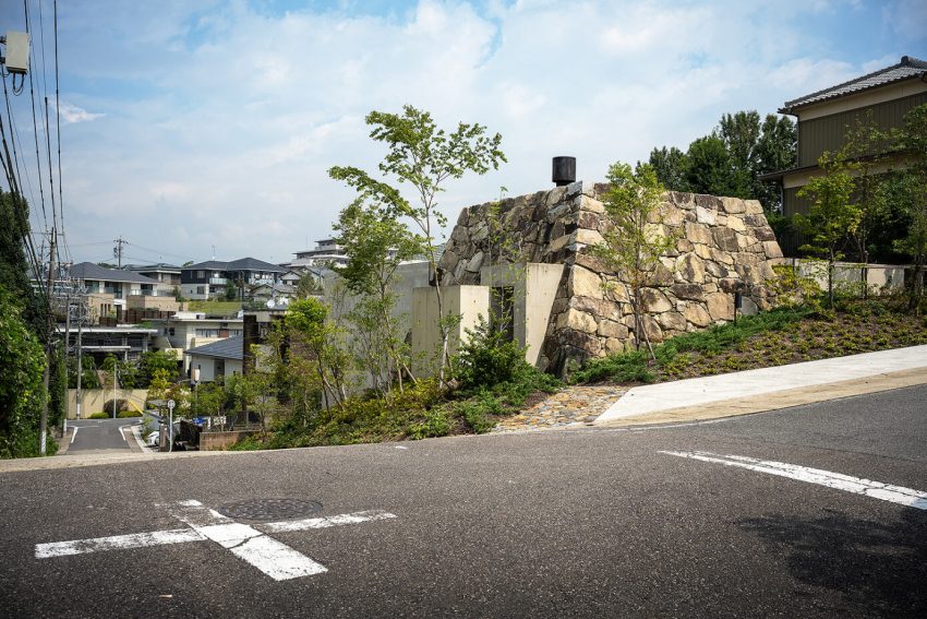 Tomoaki Uno Architects Design a Unique Concrete and Stone House in Nagoya, Japan (15)