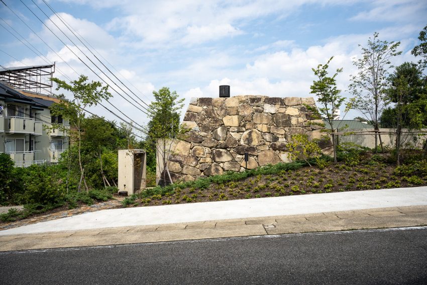 Tomoaki Uno Architects Design a Unique Concrete and Stone House in Nagoya, Japan (16)