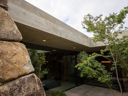 Tomoaki Uno Architects Design a Unique Concrete and Stone House in Nagoya, Japan (17)