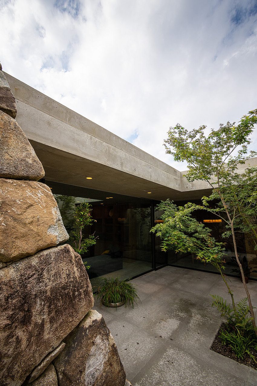 Tomoaki Uno Architects Design a Unique Concrete and Stone House in Nagoya, Japan (17)