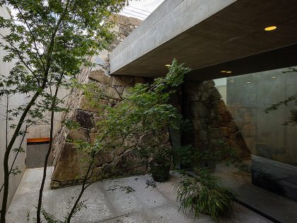 Tomoaki Uno Architects Design a Unique Concrete and Stone House in Nagoya, Japan (18)