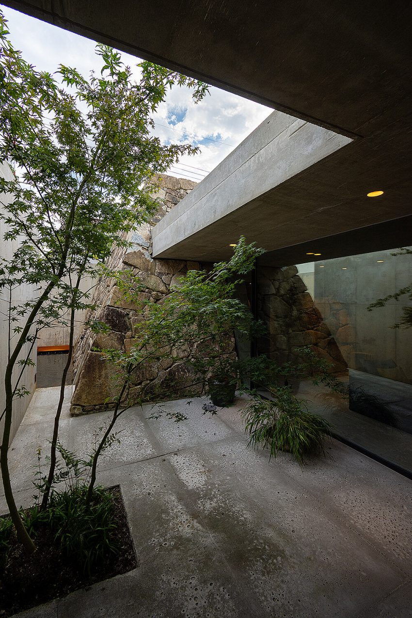 Tomoaki Uno Architects Design a Unique Concrete and Stone House in Nagoya, Japan (18)