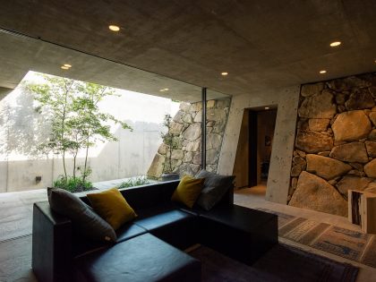 Tomoaki Uno Architects Design a Unique Concrete and Stone House in Nagoya, Japan (2)