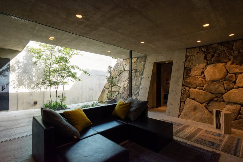 Tomoaki Uno Architects Design a Unique Concrete and Stone House in Nagoya, Japan (2)