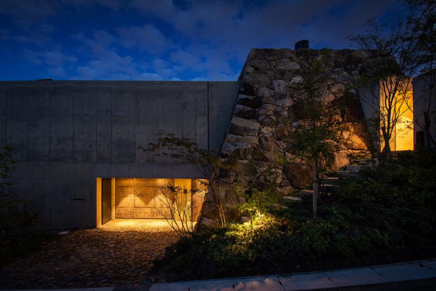 Tomoaki Uno Architects Design a Unique Concrete and Stone House in Nagoya, Japan (21)