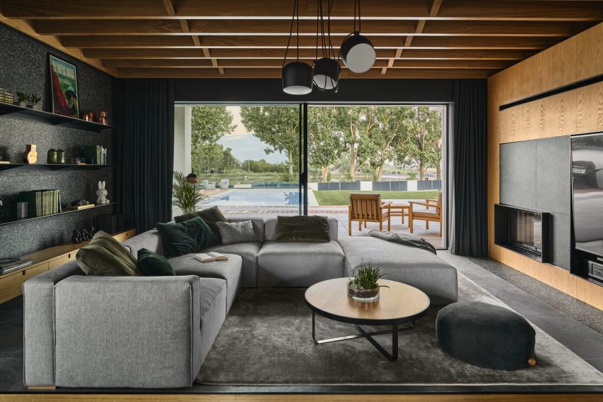 Zarysy Designs a Charming Mid-Century Lakeside Home in Sroda Wielkopolska, Poland (1)