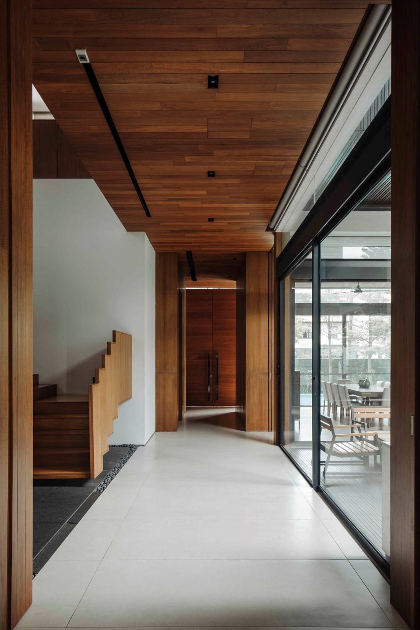 A Beautiful Contemporary Home with U-Shaped Staircase in Singapore by Ming Architects (10)