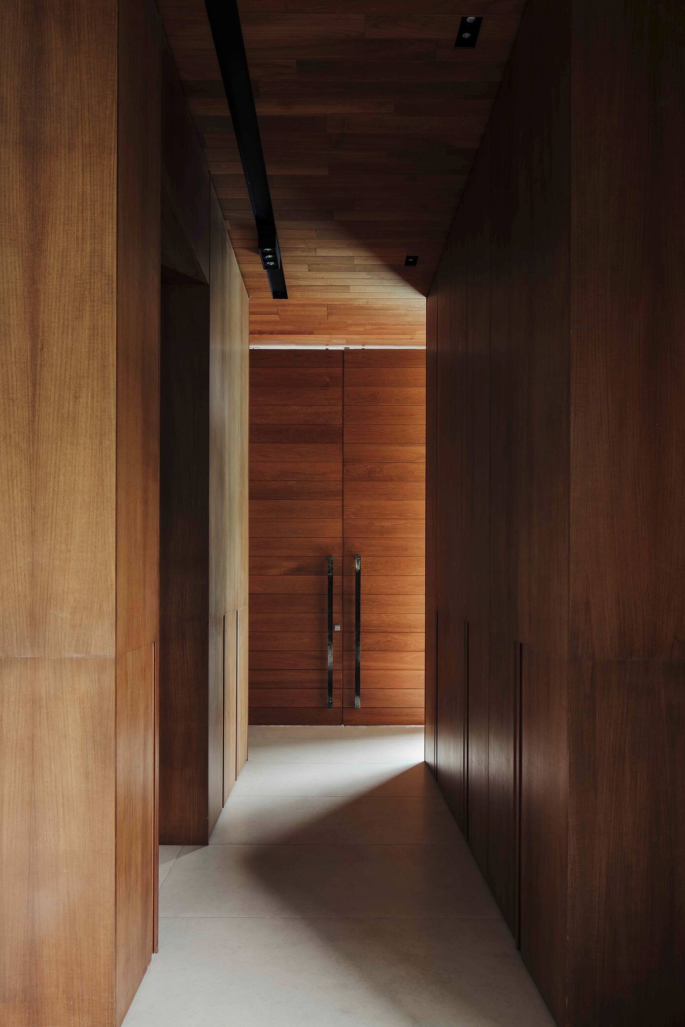 A Beautiful Contemporary Home with U-Shaped Staircase in Singapore by Ming Architects (11)