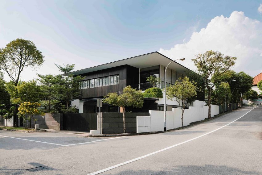 A Beautiful Contemporary Home with U-Shaped Staircase in Singapore by Ming Architects (14)