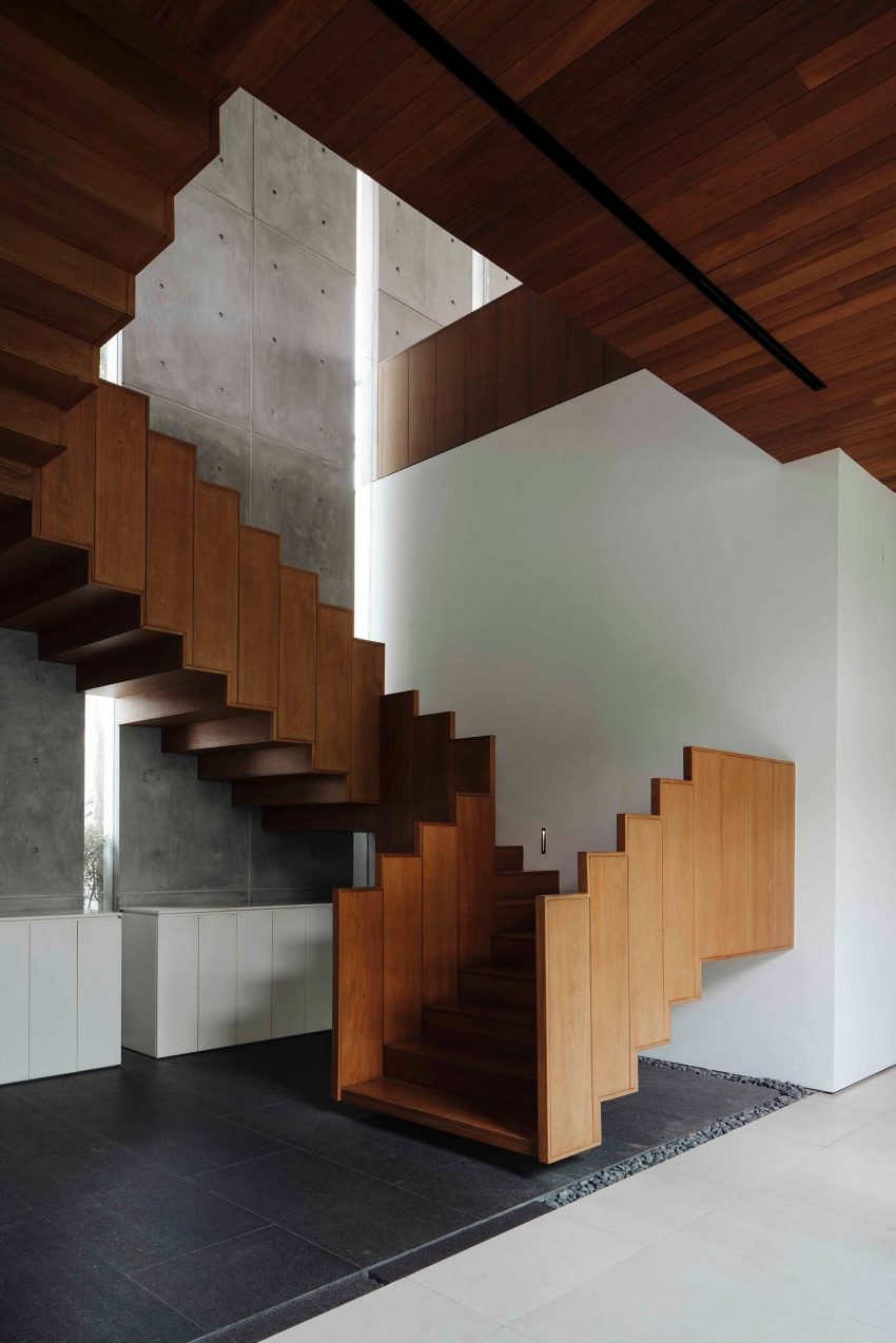 A Beautiful Contemporary Home with U-Shaped Staircase in Singapore by Ming Architects (9)