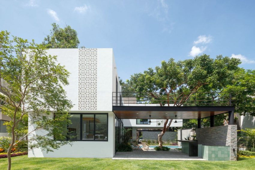 A Splendid Modern House with Bright Interior and White Walls in Colima, Mexico by Di Frenna Arquitectos (1)