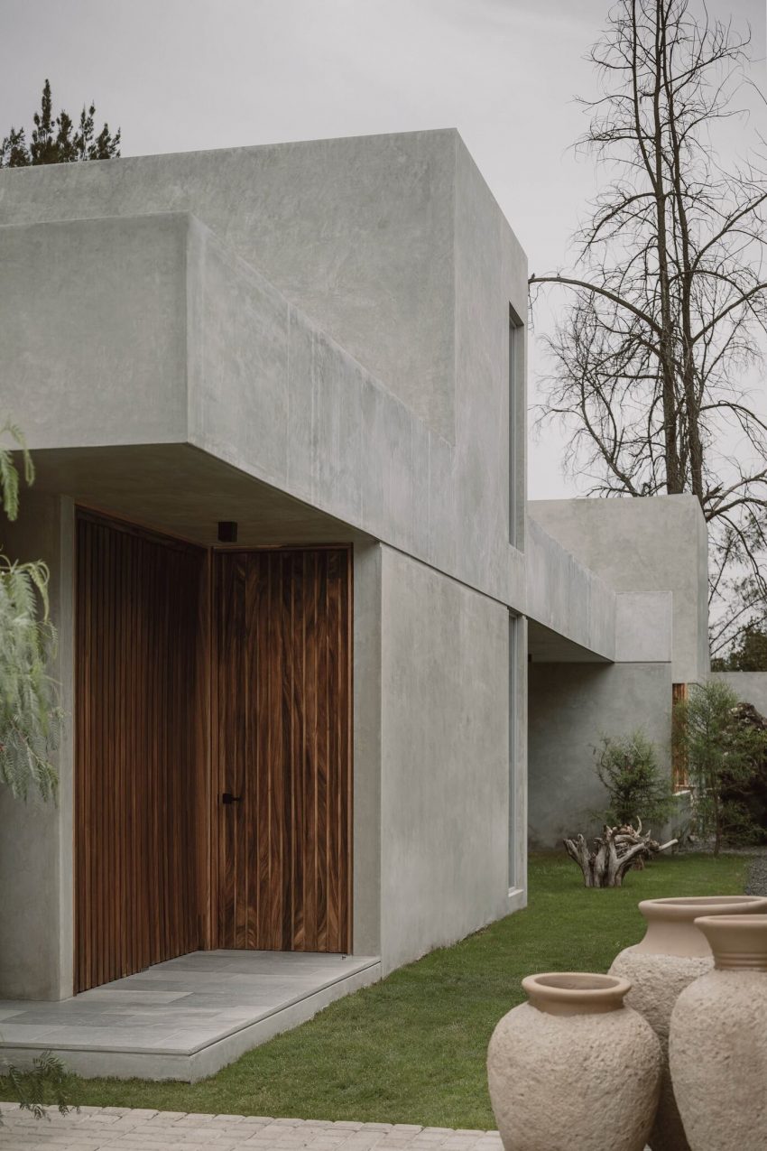 A Concrete House with an Elegant Interior and Central Garden in Guadalajara, Mexico by Araujo Galvan Arquitectos (13)