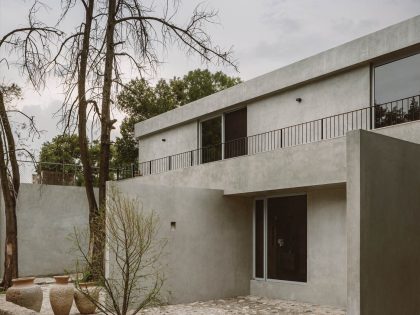 A Concrete House with an Elegant Interior and Central Garden in Guadalajara, Mexico by Araujo Galvan Arquitectos (14)