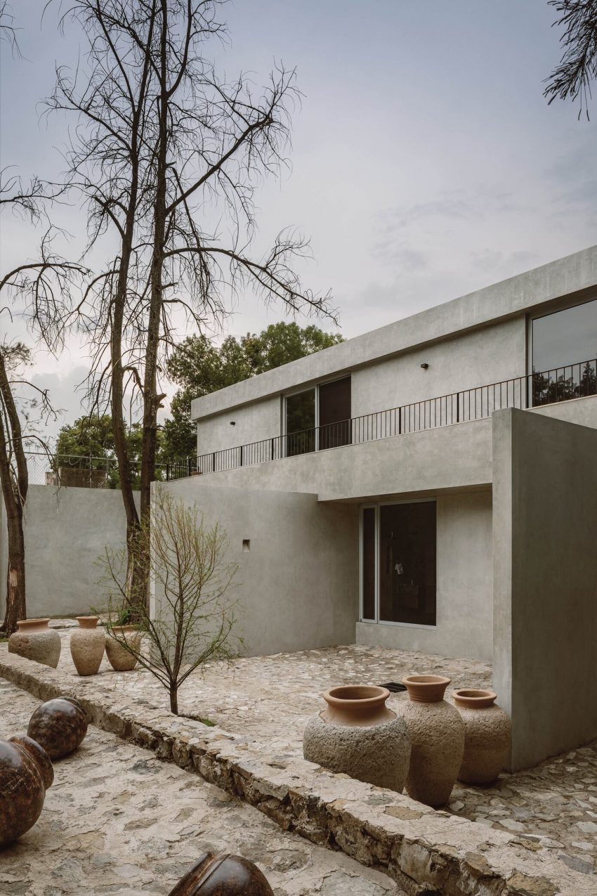 A Concrete House with an Elegant Interior and Central Garden in Guadalajara, Mexico by Araujo Galvan Arquitectos (14)