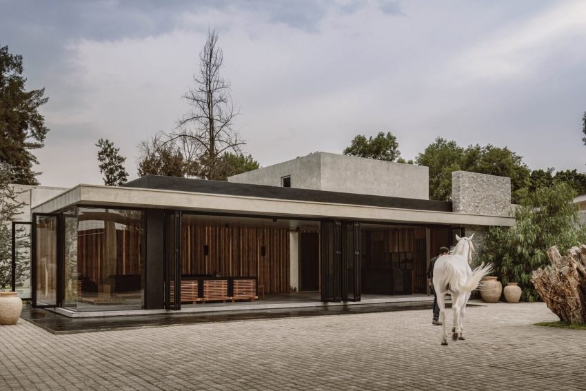 A Concrete House with an Elegant Interior and Central Garden in Guadalajara, Mexico by Araujo Galvan Arquitectos (16)