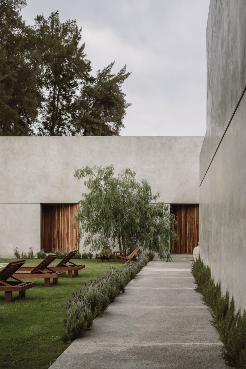 A Concrete House with an Elegant Interior and Central Garden in Guadalajara, Mexico by Araujo Galvan Arquitectos (3)