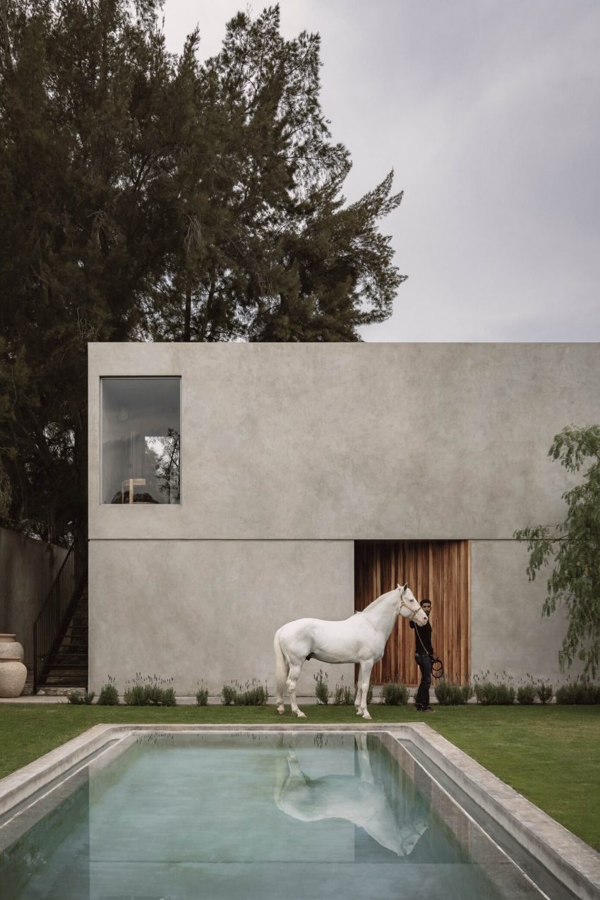 A Concrete House with an Elegant Interior and Central Garden in Guadalajara, Mexico by Araujo Galvan Arquitectos (4)