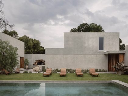 A Concrete House with an Elegant Interior and Central Garden in Guadalajara, Mexico by Araujo Galvan Arquitectos (5)