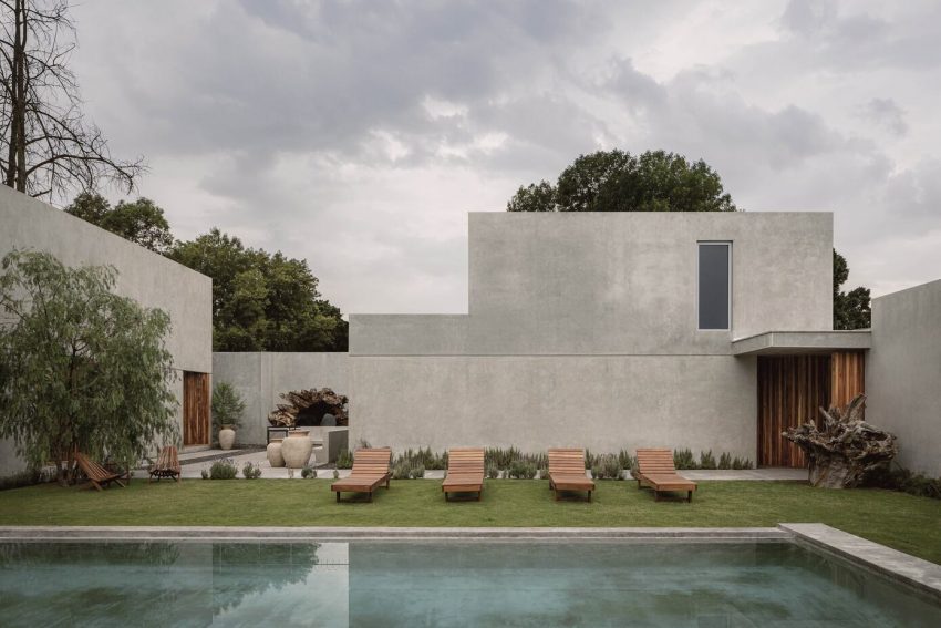 A Concrete House with an Elegant Interior and Central Garden in Guadalajara, Mexico by Araujo Galvan Arquitectos (5)