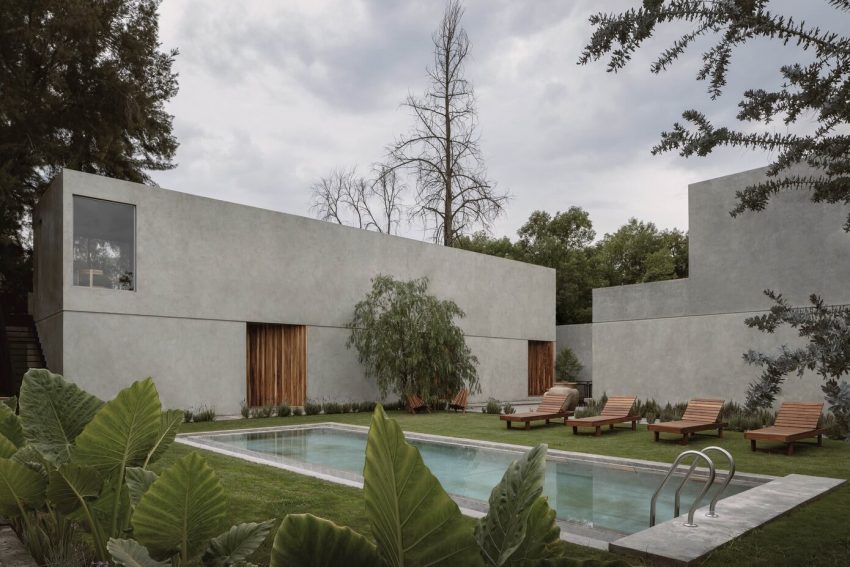 A Concrete House with an Elegant Interior and Central Garden in Guadalajara, Mexico by Araujo Galvan Arquitectos (6)