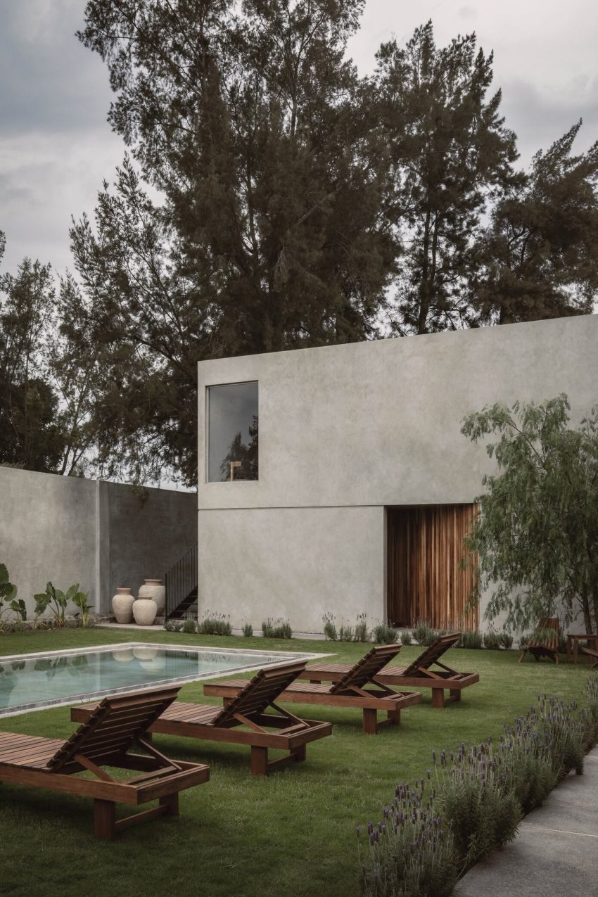 A Concrete House with an Elegant Interior and Central Garden in Guadalajara, Mexico by Araujo Galvan Arquitectos (7)