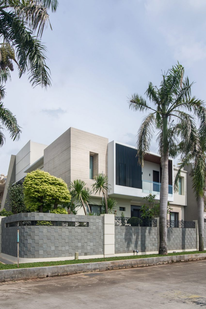 A Contemporary Home Embraces an Open Courtyard and Pool in Jakarta, Indonesia by EVONIL Architecture (14)