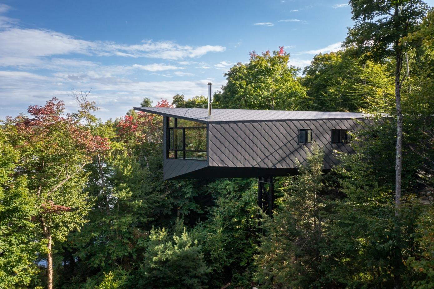 A Dramatic Cantilevered Cliff-Face Home with a Cozy Atmosphere in Wakefield, Canada by Kariouk Architects (1)
