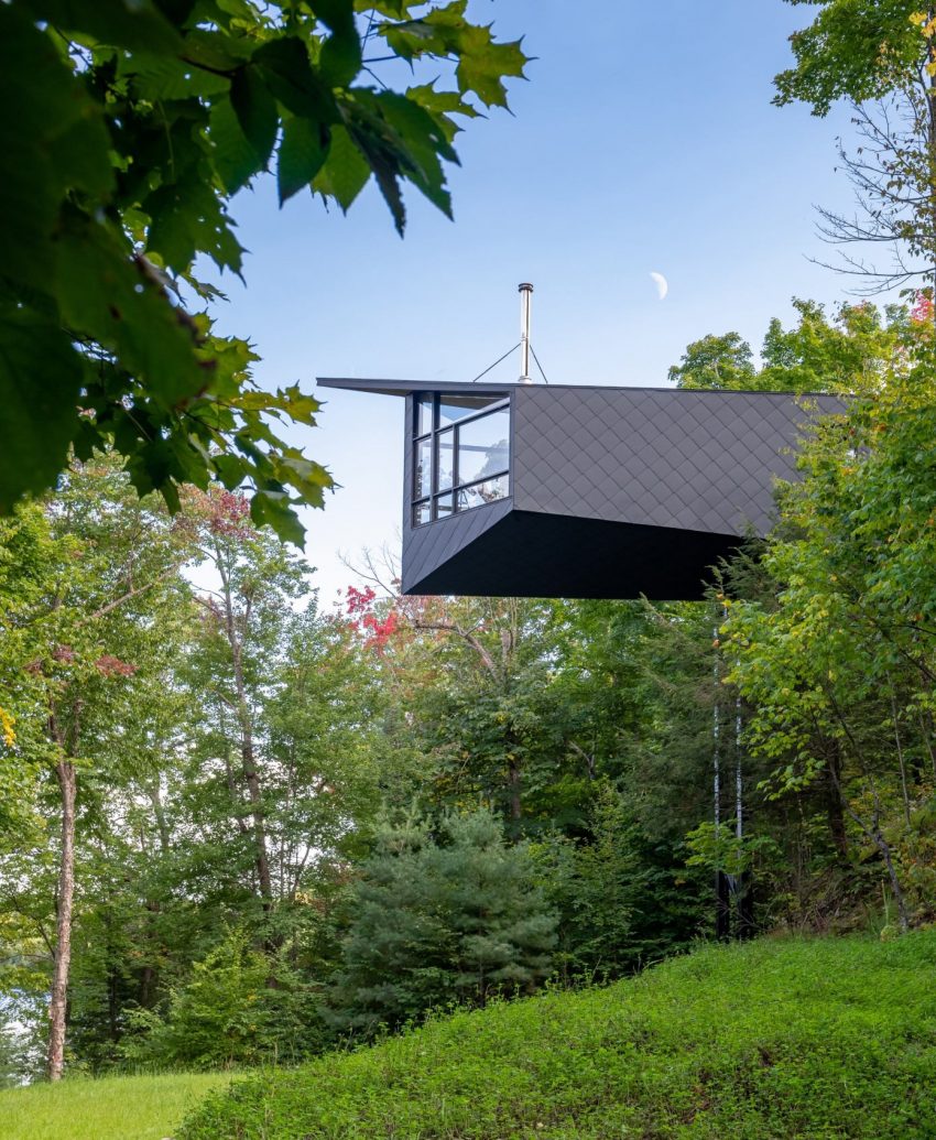 A Dramatic Cantilevered Cliff-Face Home with a Cozy Atmosphere in Wakefield, Canada by Kariouk Architects (11)