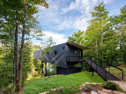 A Dramatic Cantilevered Cliff-Face Home with a Cozy Atmosphere in Wakefield, Canada by Kariouk Architects (12)