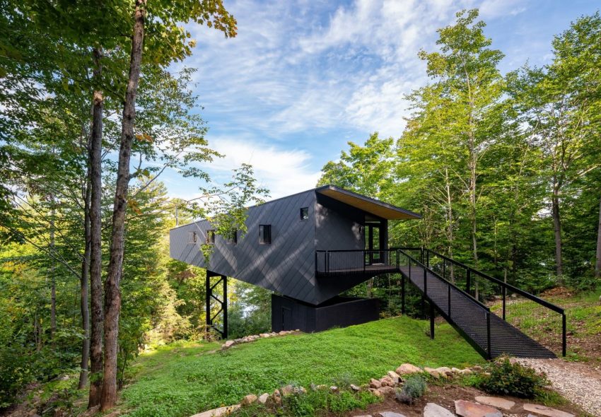 A Dramatic Cantilevered Cliff-Face Home with a Cozy Atmosphere in Wakefield, Canada by Kariouk Architects (12)