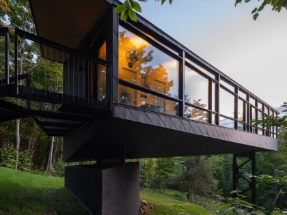 A Dramatic Cantilevered Cliff-Face Home with a Cozy Atmosphere in Wakefield, Canada by Kariouk Architects (14)