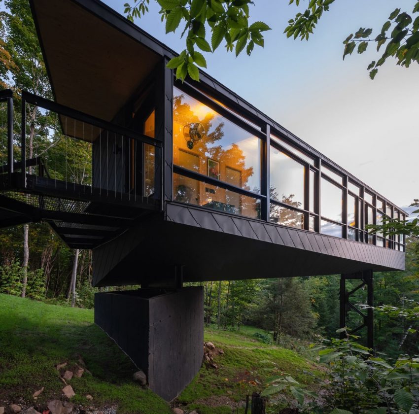 A Dramatic Cantilevered Cliff-Face Home with a Cozy Atmosphere in Wakefield, Canada by Kariouk Architects (14)