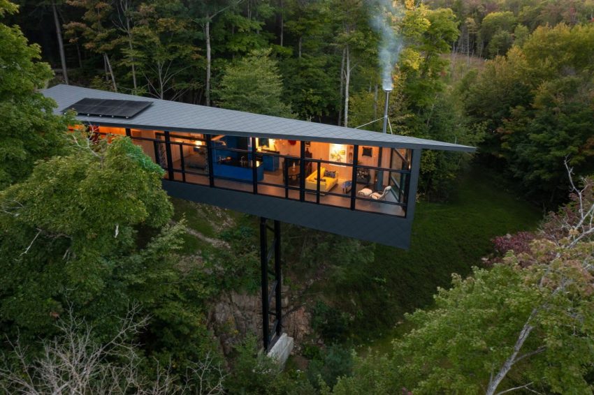 A Dramatic Cantilevered Cliff-Face Home with a Cozy Atmosphere in Wakefield, Canada by Kariouk Architects (15)