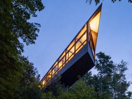 A Dramatic Cantilevered Cliff-Face Home with a Cozy Atmosphere in Wakefield, Canada by Kariouk Architects (16)