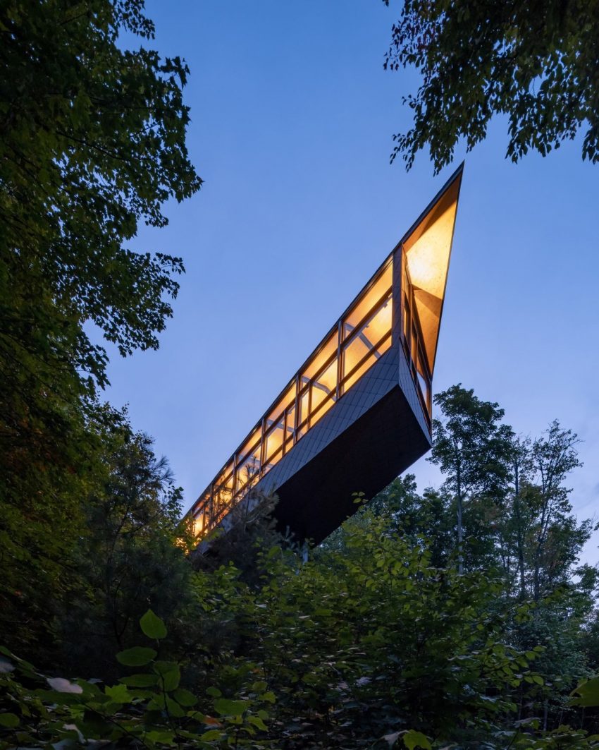 A Dramatic Cantilevered Cliff-Face Home with a Cozy Atmosphere in Wakefield, Canada by Kariouk Architects (16)