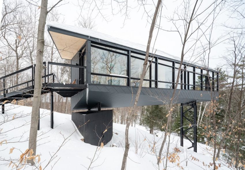 A Dramatic Cantilevered Cliff-Face Home with a Cozy Atmosphere in Wakefield, Canada by Kariouk Architects (17)