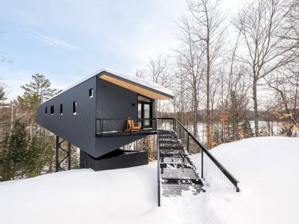 A Dramatic Cantilevered Cliff-Face Home with a Cozy Atmosphere in Wakefield, Canada by Kariouk Architects (18)