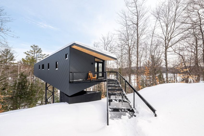 A Dramatic Cantilevered Cliff-Face Home with a Cozy Atmosphere in Wakefield, Canada by Kariouk Architects (18)