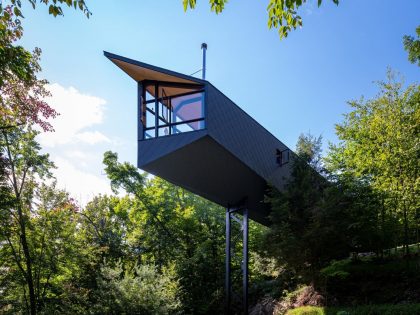 A Dramatic Cantilevered Cliff-Face Home with a Cozy Atmosphere in Wakefield, Canada by Kariouk Architects (2)