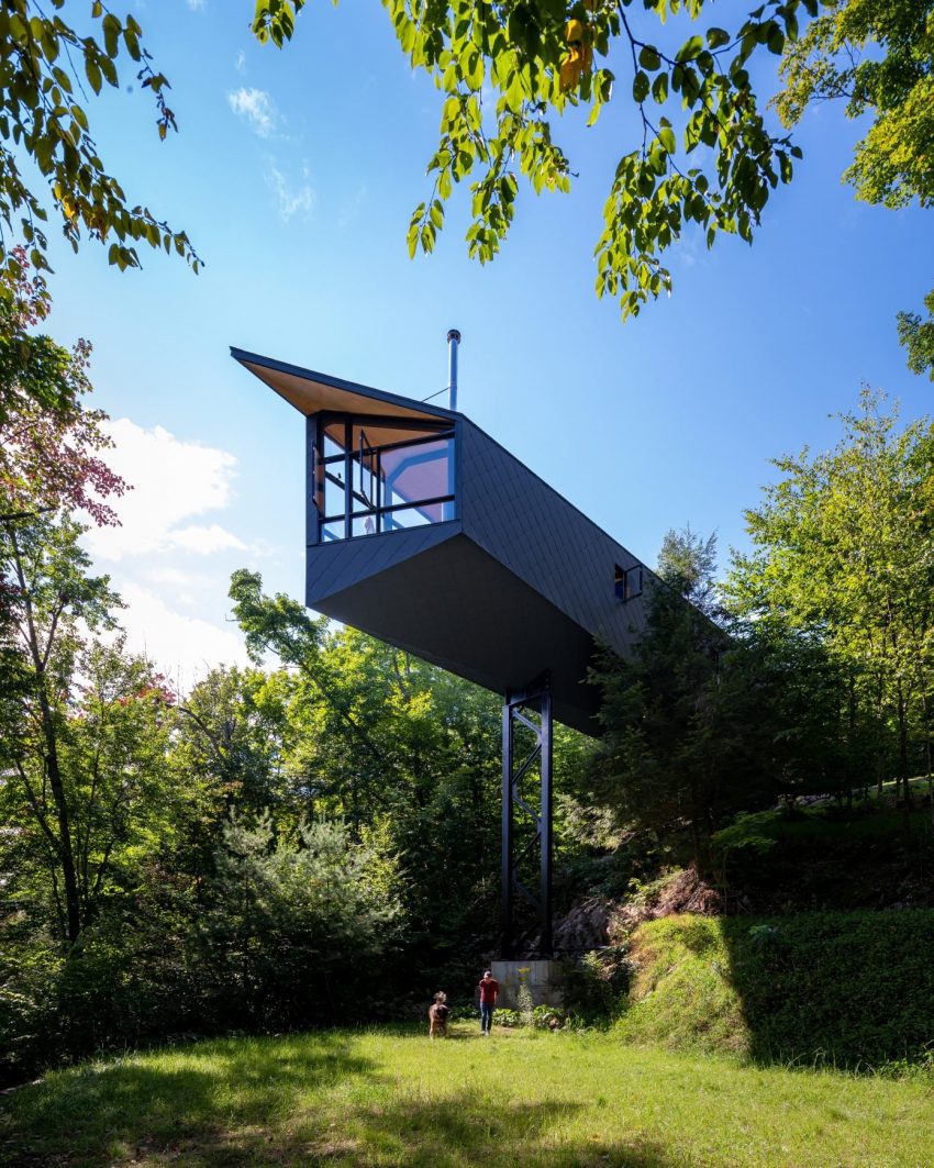 A Dramatic Cantilevered Cliff-Face Home with a Cozy Atmosphere in Wakefield, Canada by Kariouk Architects (2)