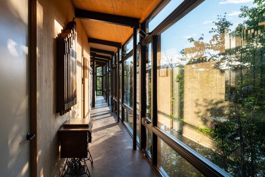 A Dramatic Cantilevered Cliff-Face Home with a Cozy Atmosphere in Wakefield, Canada by Kariouk Architects (9)